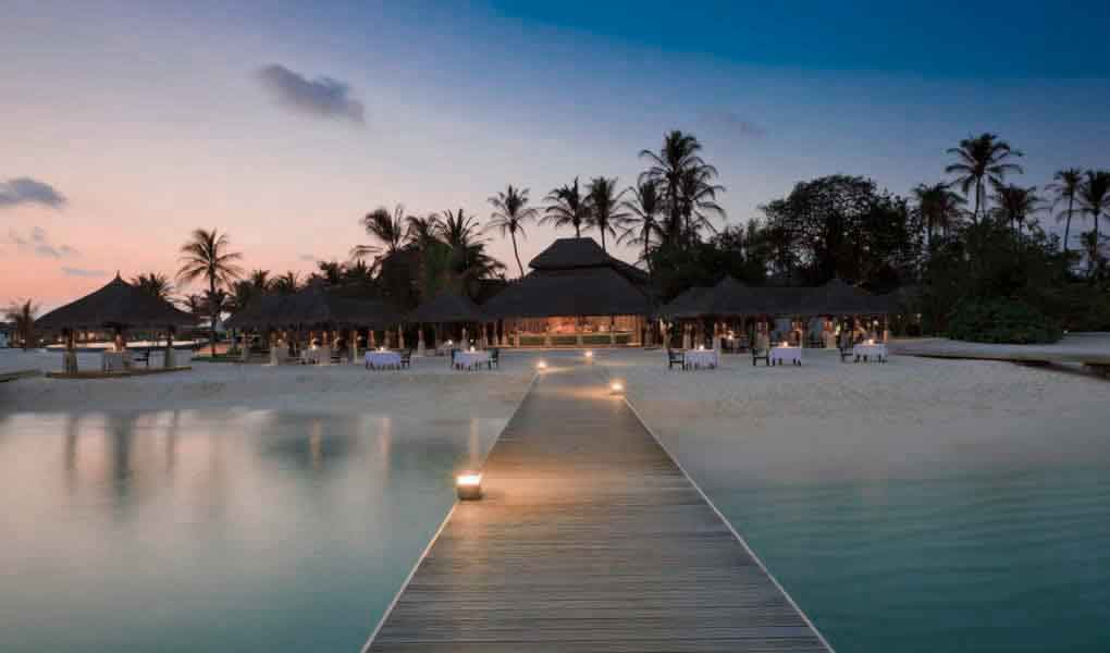 Playa del hotel Velassaru Maldives al atardecer