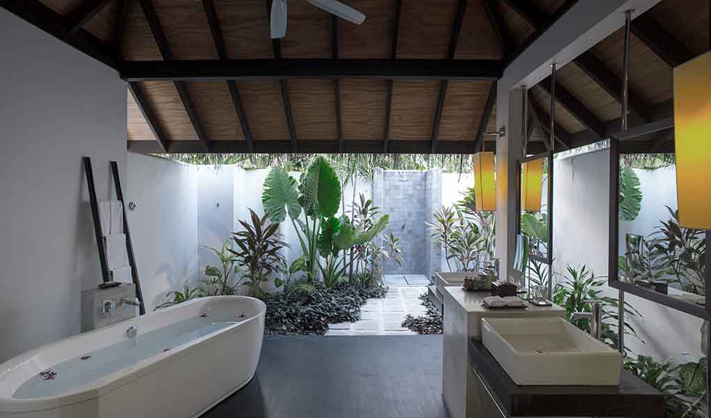 Baño exterior de la Villa en Maldivas hotel Velassaru