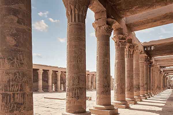 Templo antiguo en Egipto con pilares tradicionales en piedra