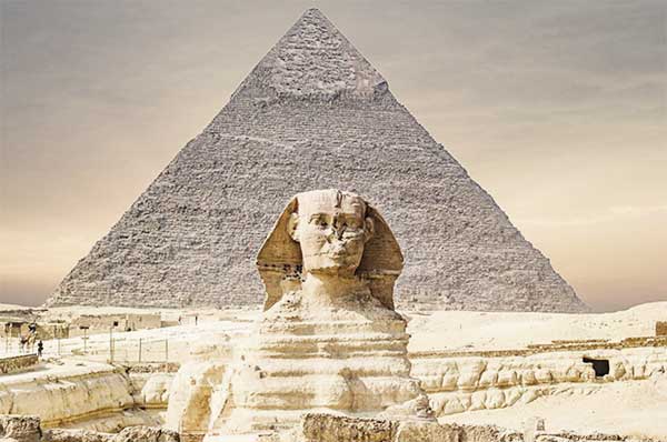 Necrópolis de Giza en Egipto con la esfinge de frente viaje a medida a Egipto