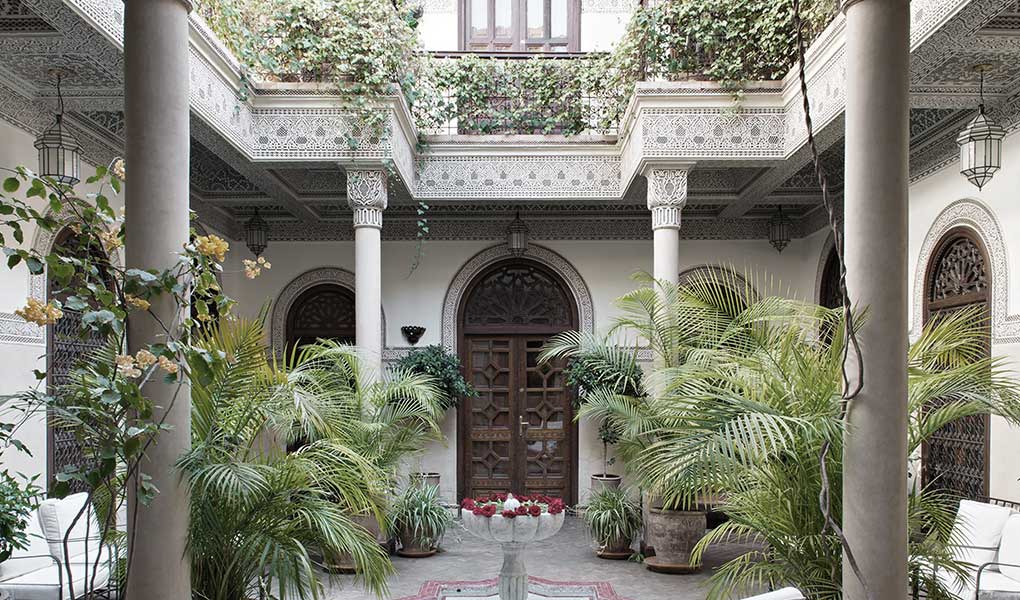 Patio interior del hotel con galerías tradicionales Marruecos