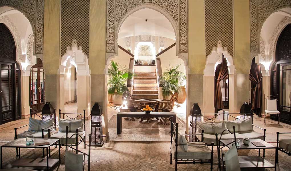 Hall de entrada y recepción del hotel Villa des Orangers