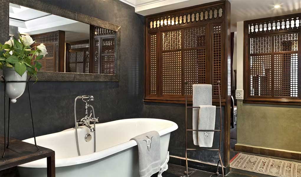 Detalles del baño del hotel con bañera tradicional Marruecos