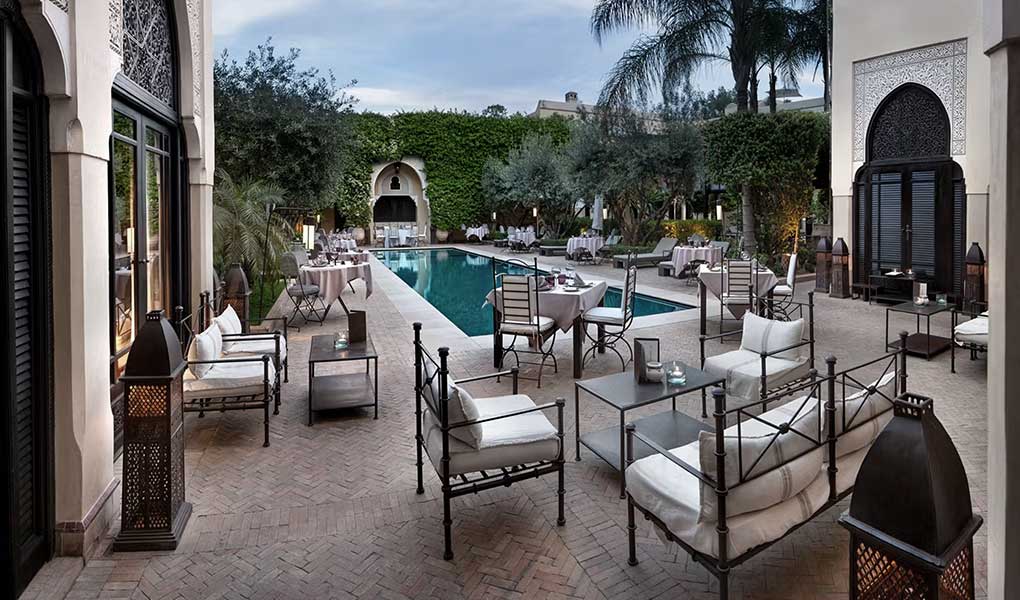 Zonas comunes y piscina exterior del hotel lujo