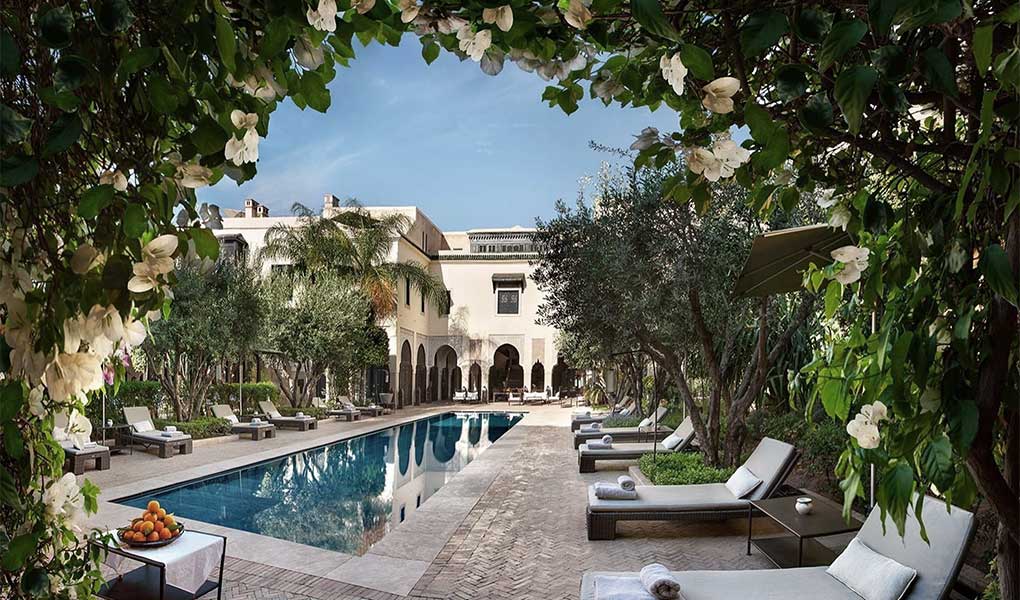 Piscina exterior junto a los jardines del hotel Villa des Orangers