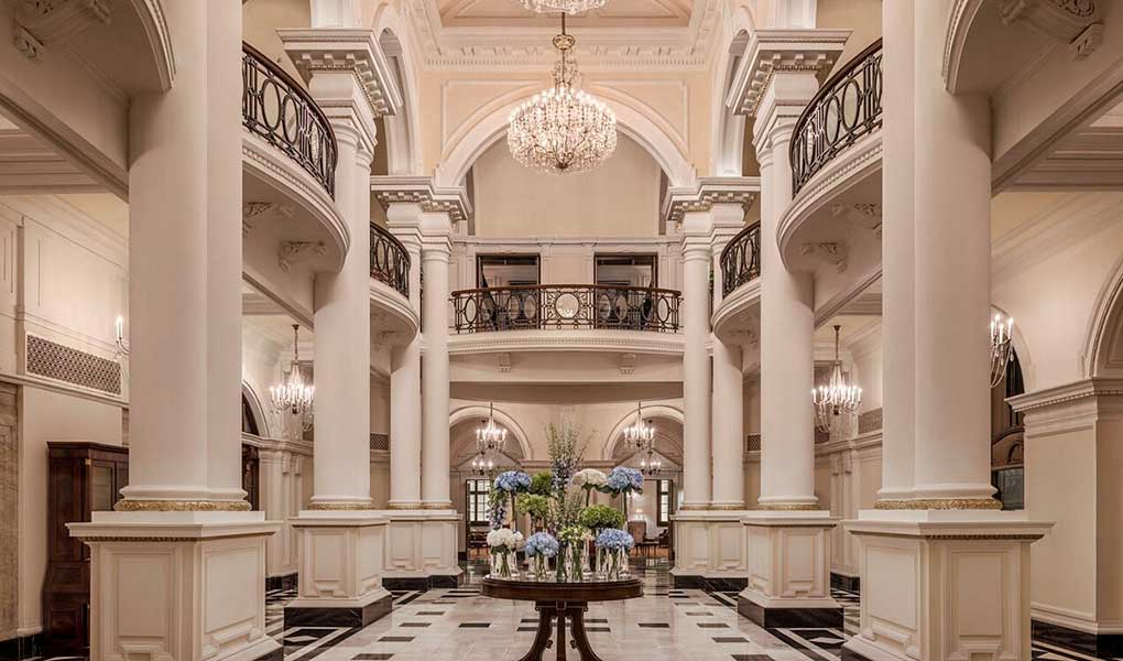 Hall con detalle en mármol y columnas