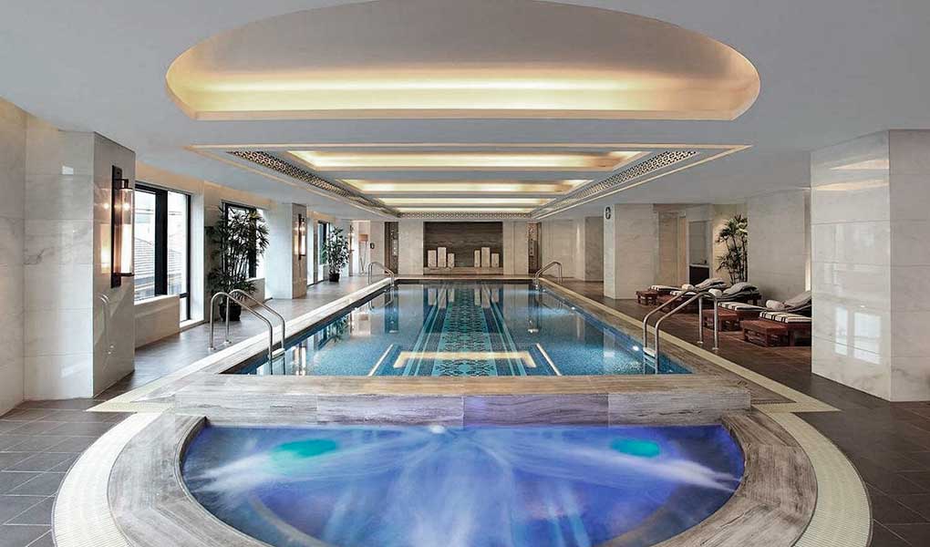 Waldorf Astoria Shanghai piscina interior del hotel
