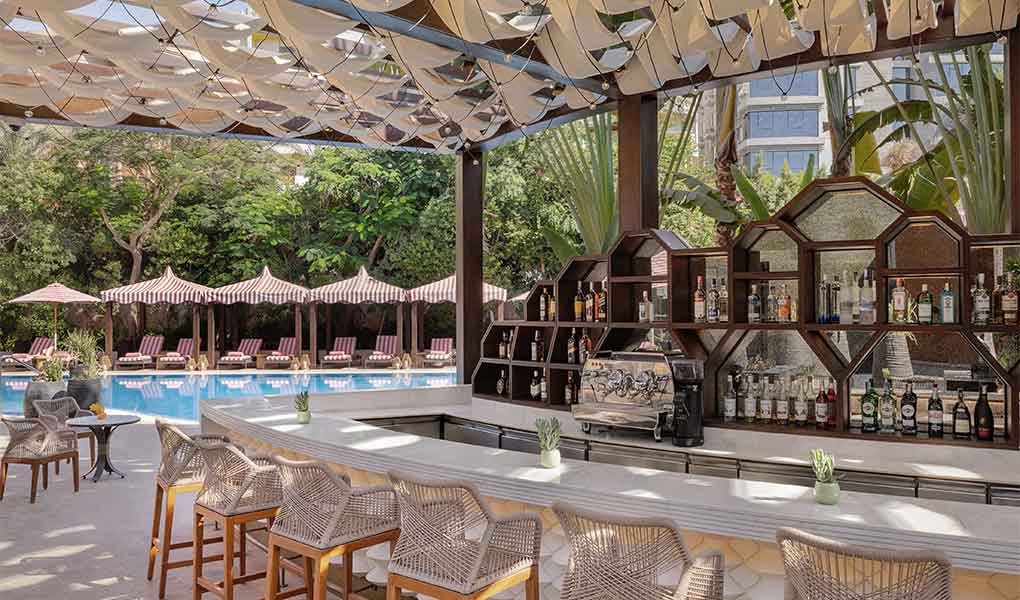 Zonas exteriores del hotel de lujo y piscina
