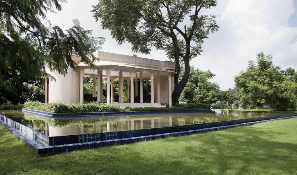 Pabellón de Yoga en jardinas de Ananda Spa