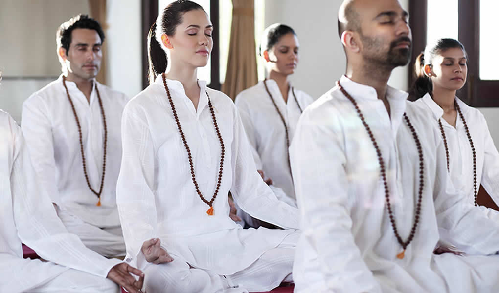 Grupo de personas meditando