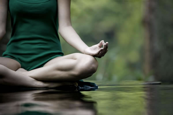 Persona Practicando Yoga