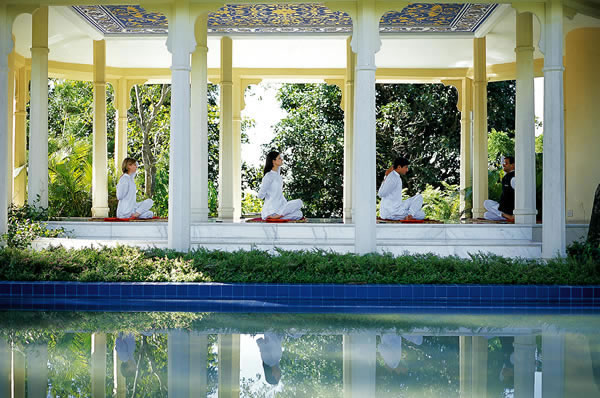 Personas haciendo Yoga Pabellón de Yoga en Ananda Spa 