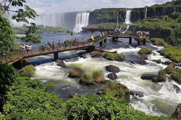 Pasarela cataratas del Iguazú en Argentina