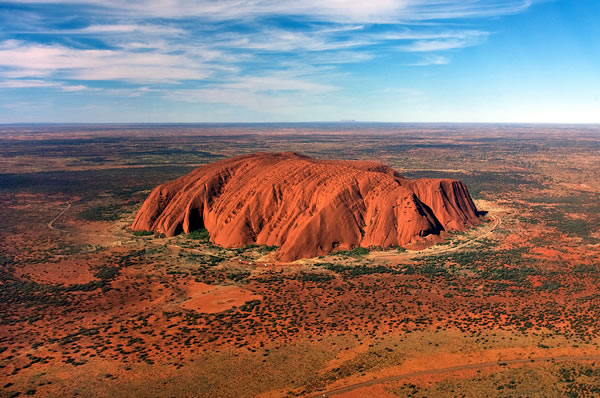 Uluru con las luces del atardecer sobre desierto de Australia en Ayers Rock 
