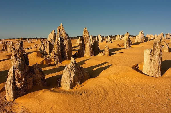 Monolitos naturales sobre arena desierto de Australia