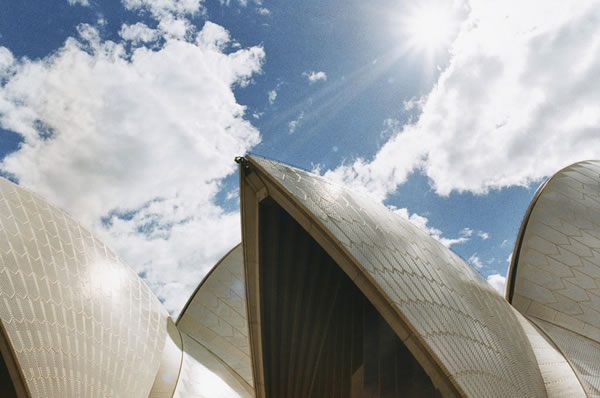 Detalle de la opera de Sydney con cielo y nubes de fondo