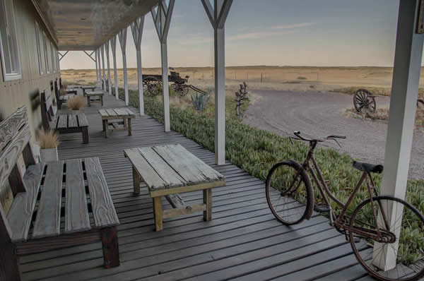 Galeria exterior en la Estancia Rincón Chico en Península de Valdés en Argentina