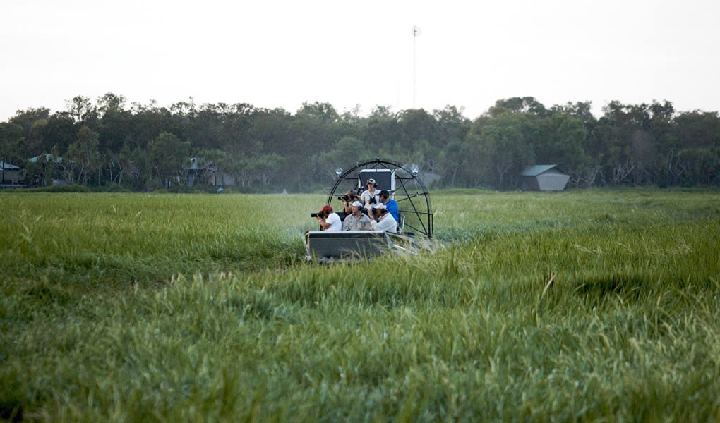 Hidrodeslizador sobre el pantano en Australia Bamurru Plains