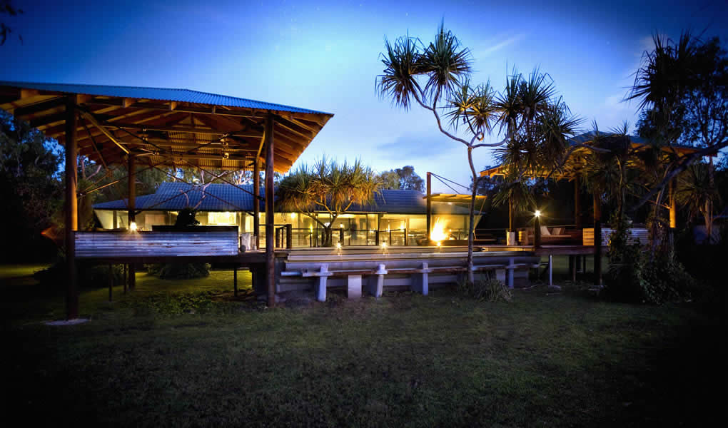 Zonas comunes del lodge con iluminación nocturna Bamurru Plains