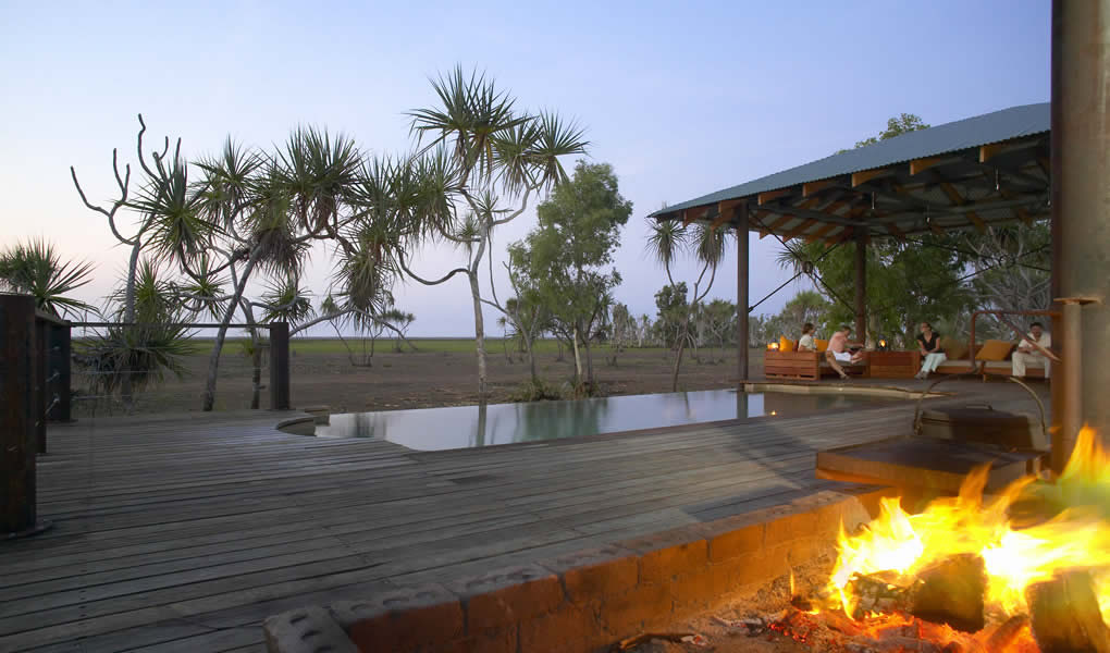 Piscina exterior y fuego con pasarela de madera Bamurru Plains Lodge