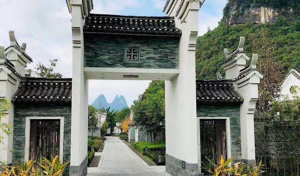 Entrada a una de las villas privadas tradicional del hotel