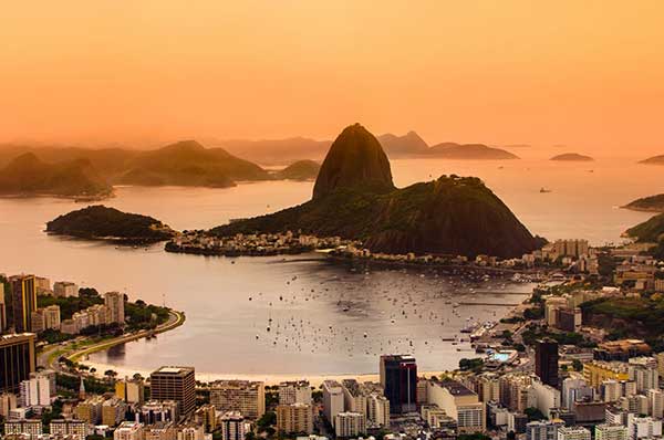 Montañas al atardecer en Brasil con cielo de fondo