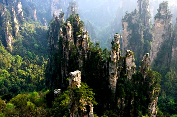 Parque natural y montículos en China 