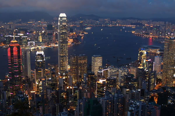 Vistas de los rascacielos iluminados por la noche en la ciudad de Hong Kong.