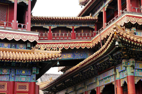 Techos en diferentes alturas en una pagoda tradicional en China. 