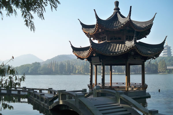 Paisaje en China con lago y naturaleza de fondo    