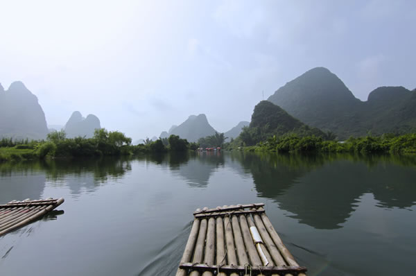 Montañas tradicionales en China con barca tradicional sobre el río. 