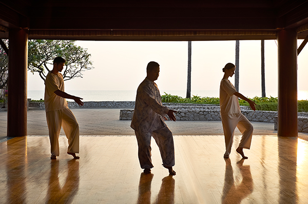 Clase de Tai Chi en wellness retreat Chiva-Som en Tailandia