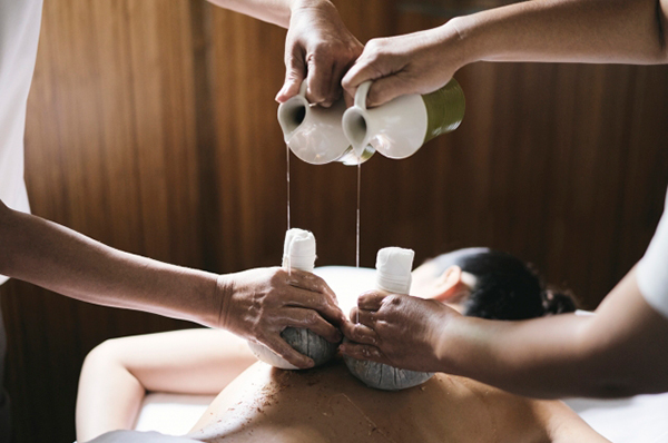 Masajistas realizando tratamiento en Chiva-Som Wellness retreat en Tailandia