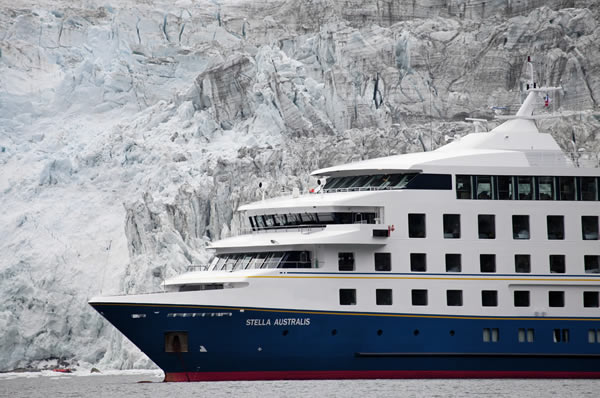 Crucero de lujo Australis con glaciar Patagonia de fondo