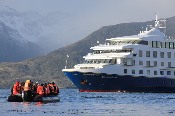 Crucero Australis con zodiac a lo lejos