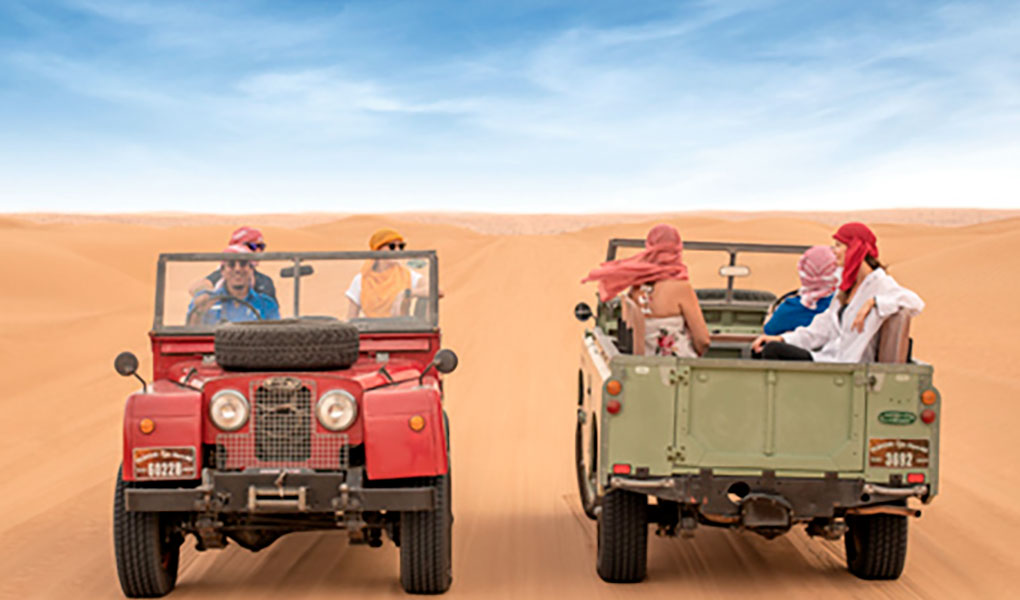 Land Rover vintage de colores en el desierto Dubai
