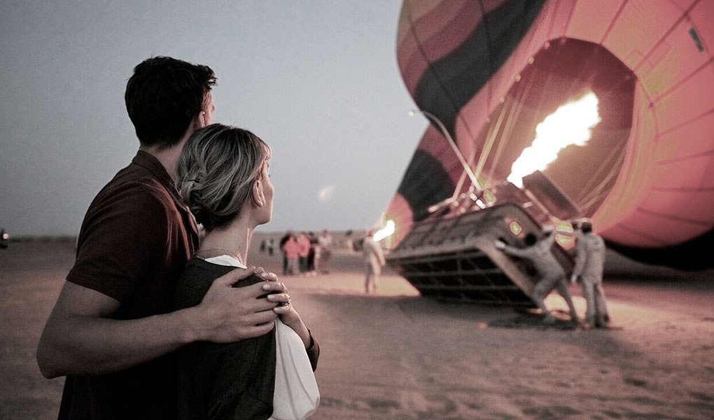 Pareja observando Hot Air Balloon Dubai Desert