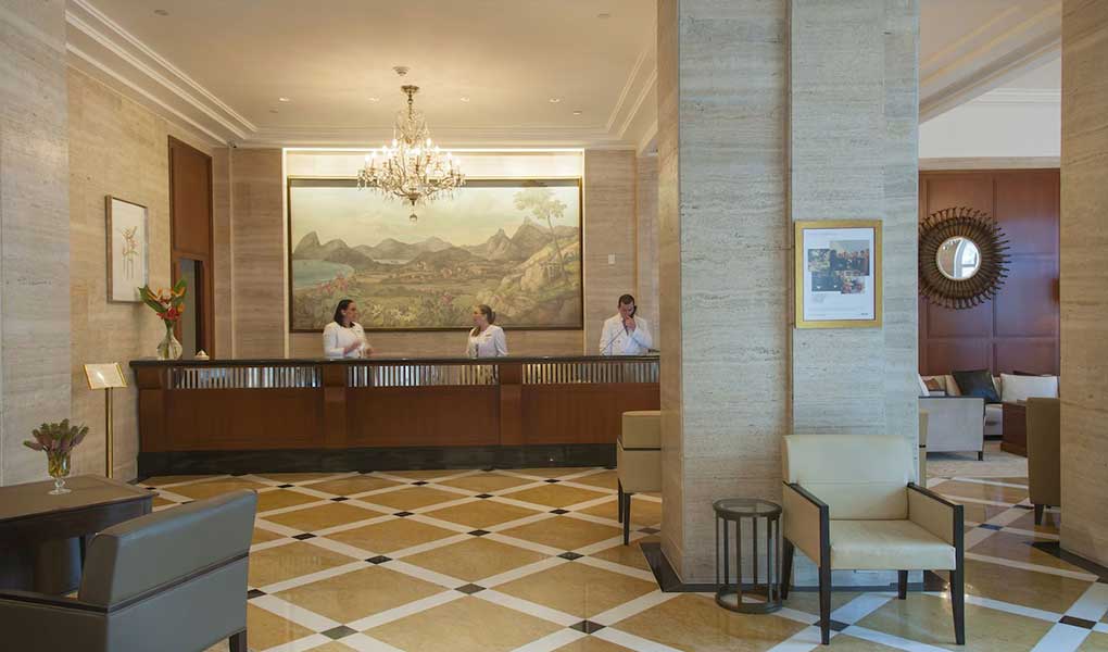 Lobby del hotel con detalles en mármol