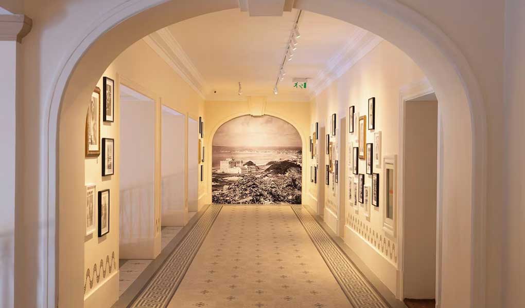 Pasillo del hotel que lleva a las habitaciones con arte tradicional