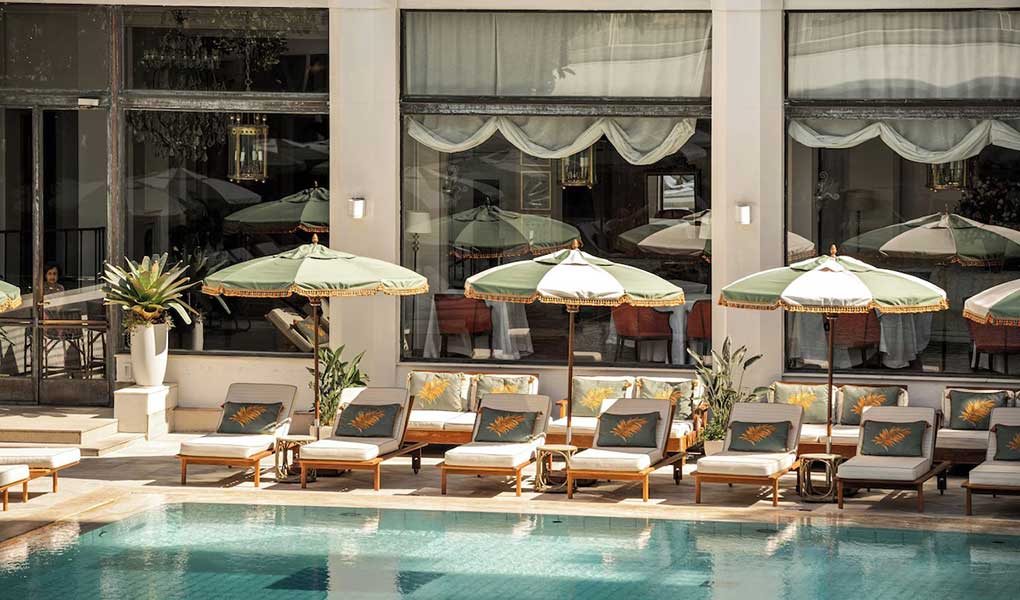 Piscina exterior del hotel de lujo Belmond Copacabana Palace en Rio de Janeiro