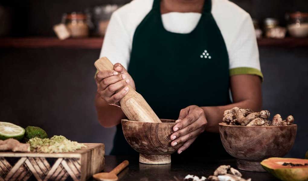 Detalle de elementos de cocina tradicional Six Senses Fiji