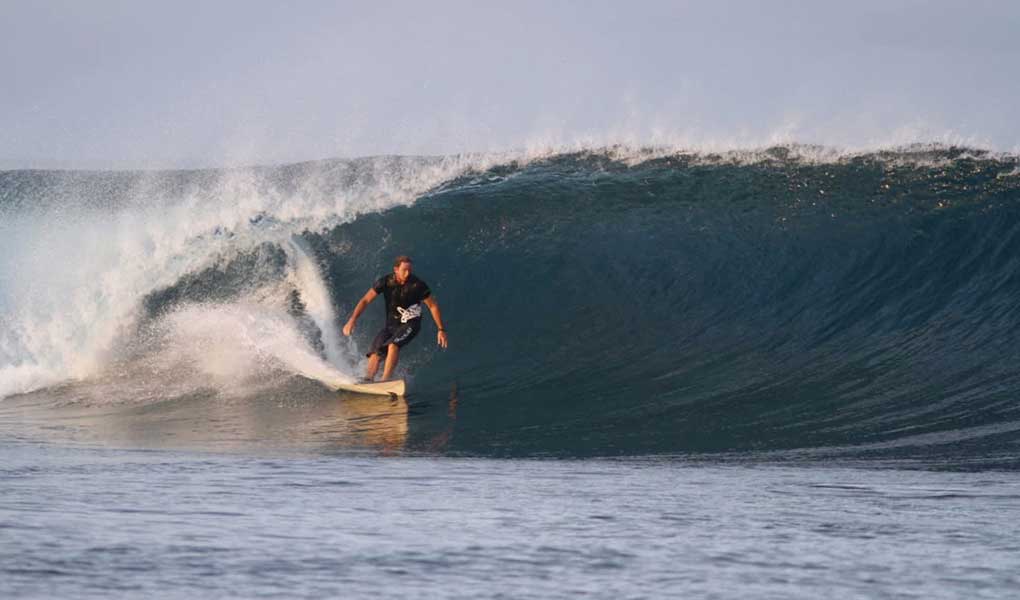 Persona haciendo Surf ola Six Senses Fiji