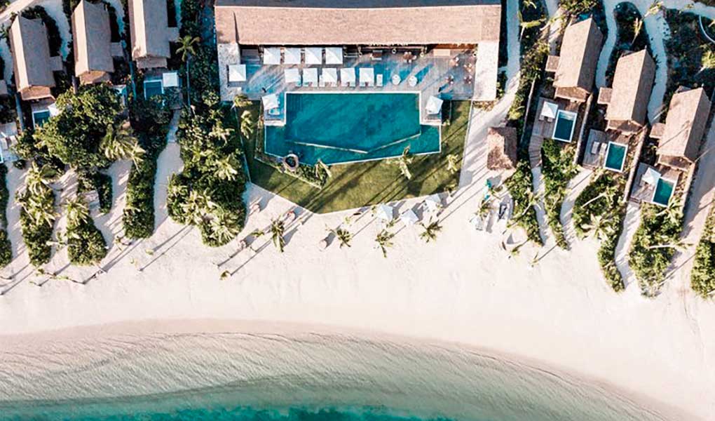 Vistas aéreas de la piscina hotel lujo Fiji Six Senses Fiji