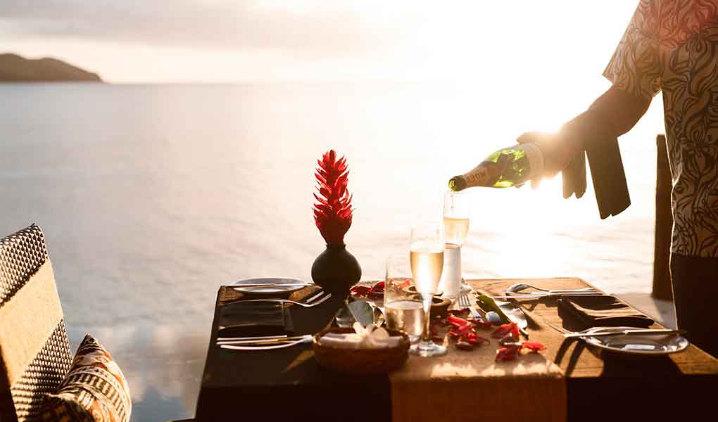 Luz del atardecer y cena vista al mar Tokoriki island resort