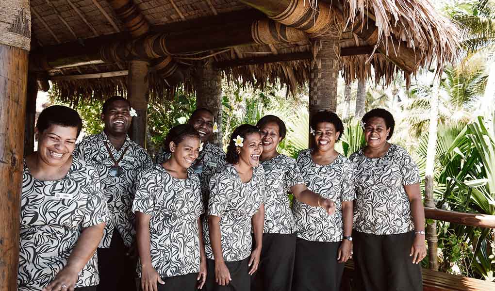 Staff del hotel lujo Fiji Tokoriki island resort riendo