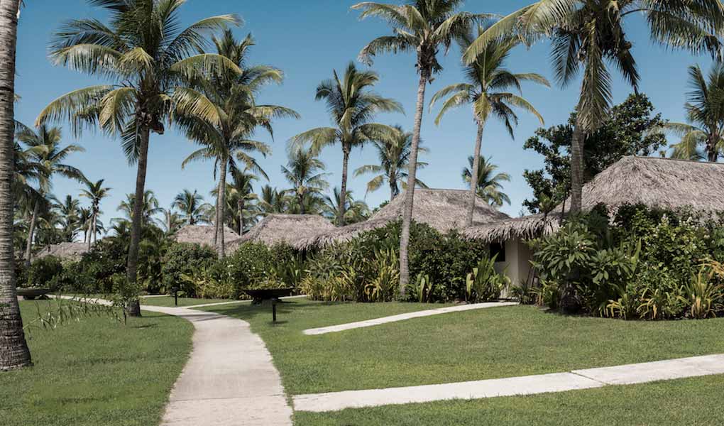 Camino hacia villas privadas Tokoriki island resort Fiji