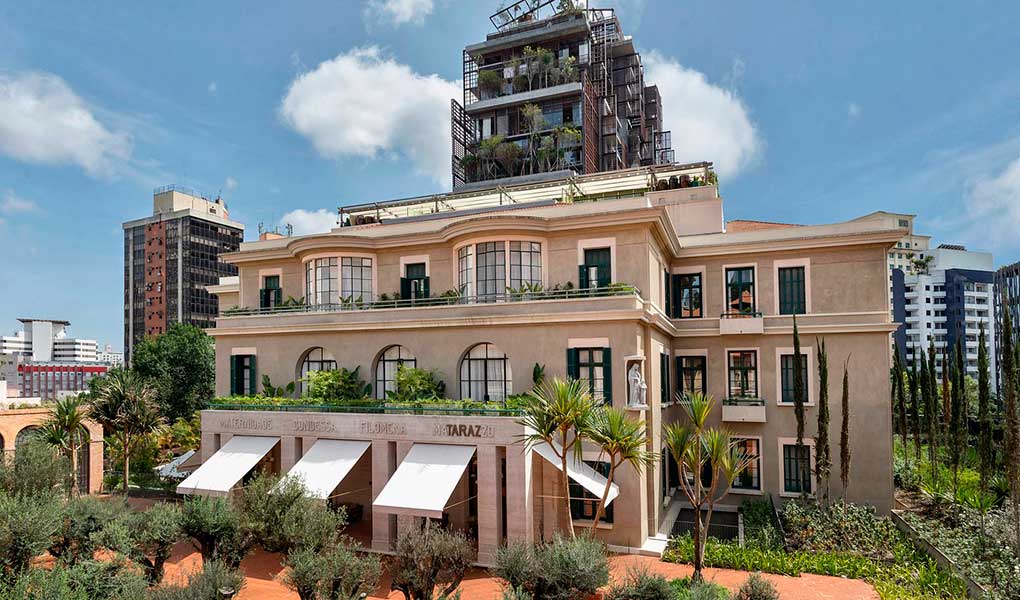 Edificio exterior histórico del hotel de lujo en Brasil