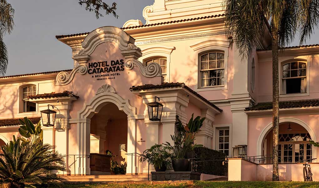 Fachada tradicional del hotel Belmond Hotel das Cataratas en Brasil