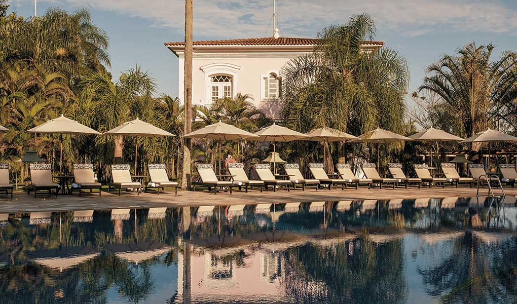Piscina exterior en el hotel de lujo Belmond Hotel das Cataratas