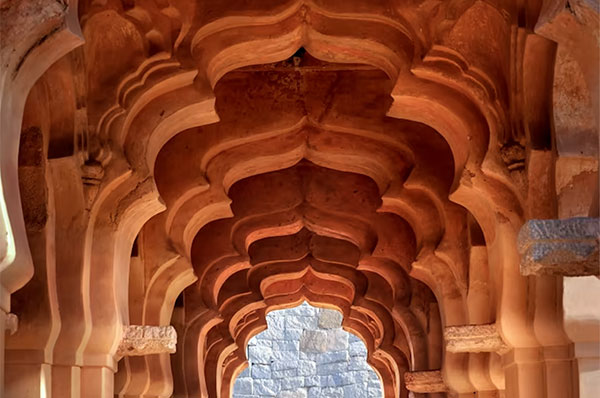 Arcos tradicionales en un templo de India en Karnataka